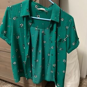 Pink Rose (TjMaxx brand) Green/Floral Short Sleeve button up blouse. Size M.